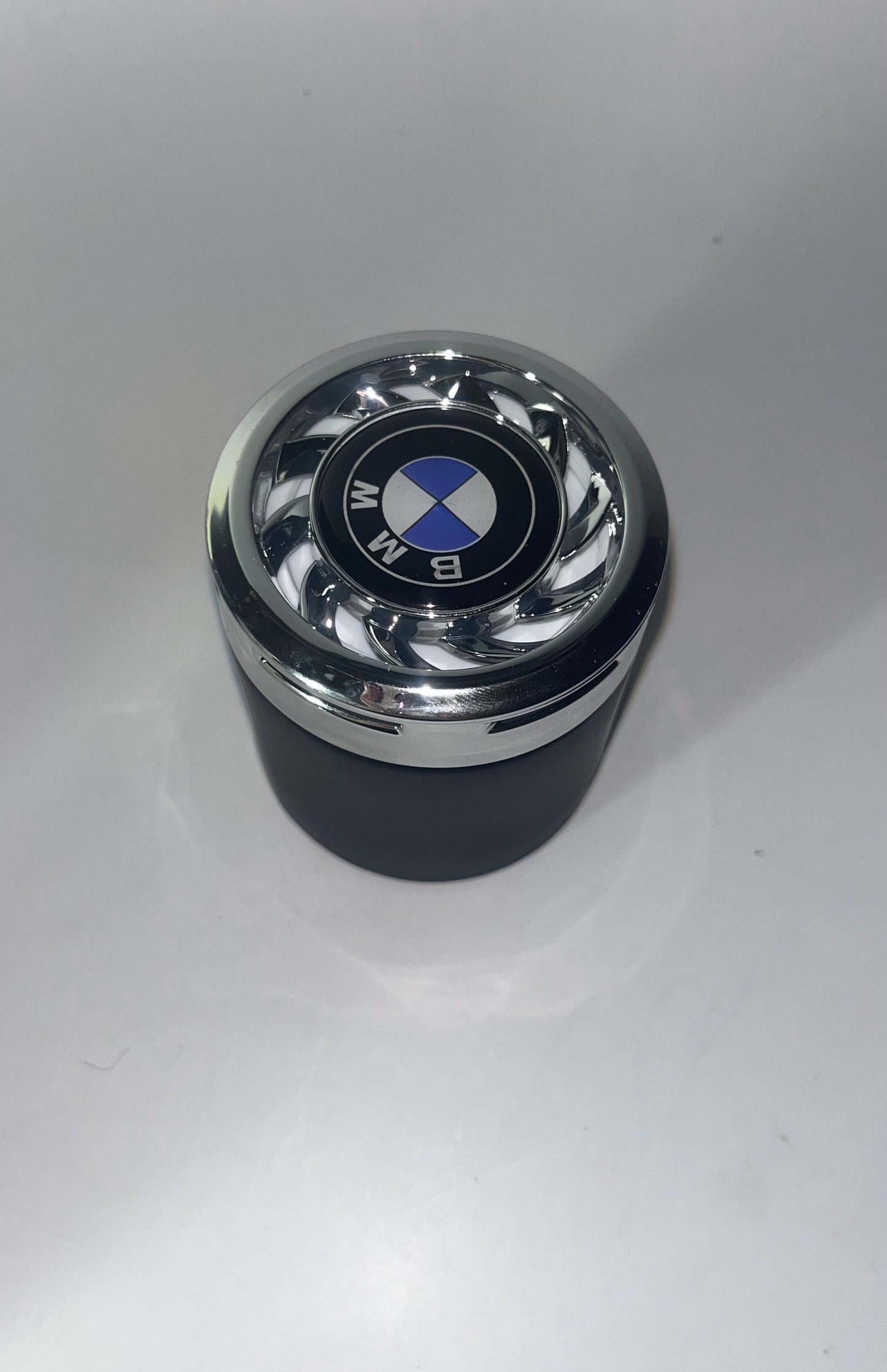 Termosas su temperatūros rodymu ir auto kvapukas