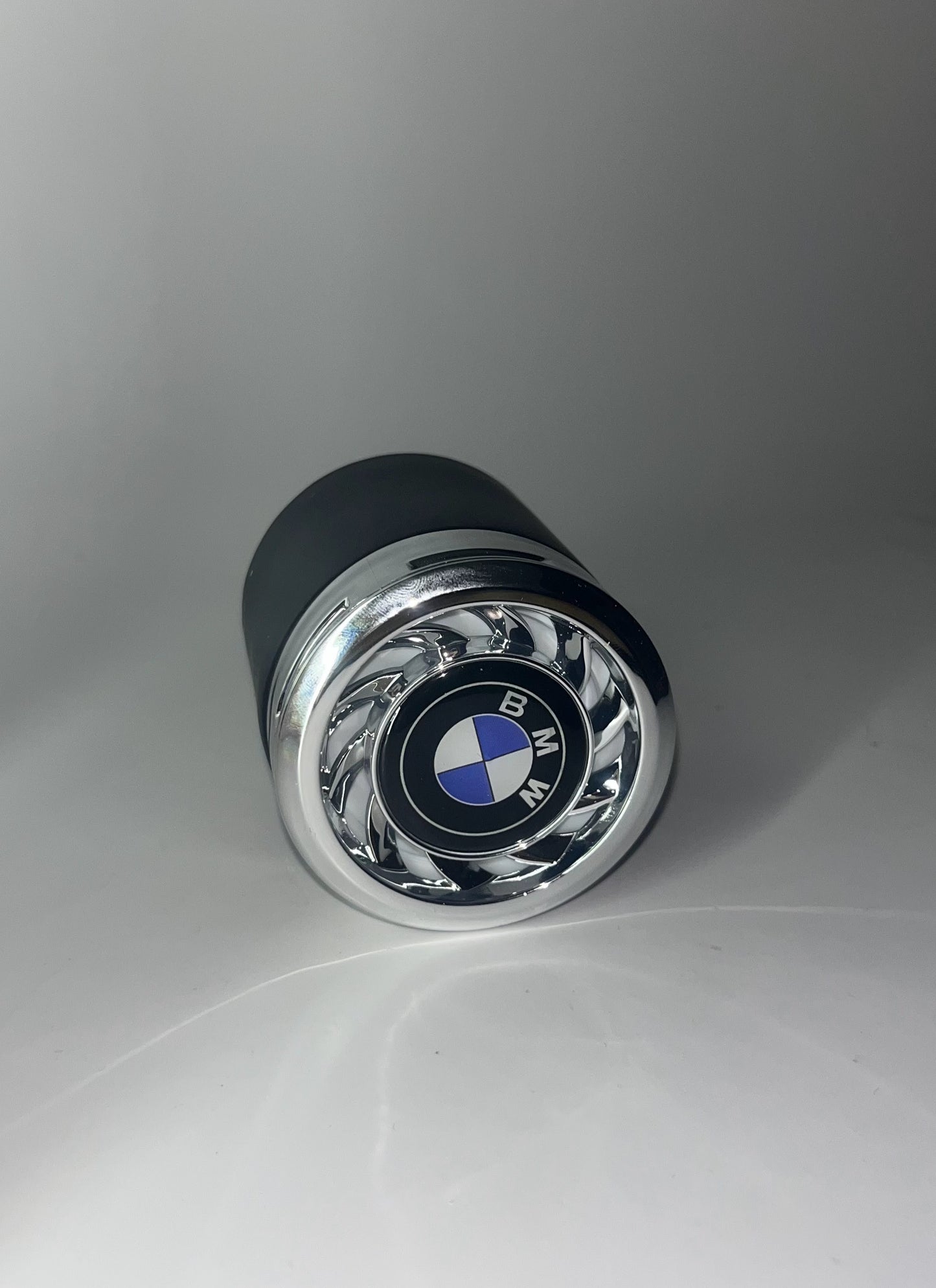 Termosas su temperatūros rodymu ir auto kvapukas