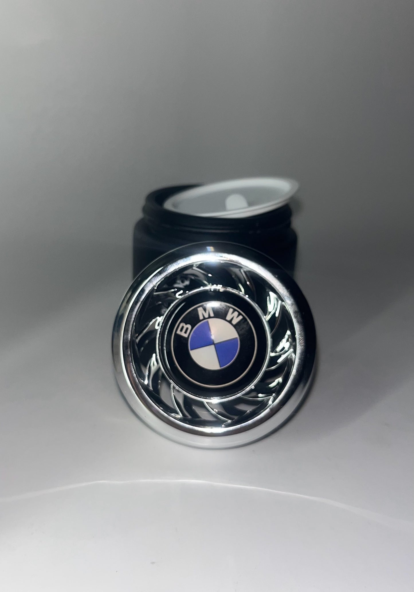 Termosas su temperatūros rodymu ir auto kvapukas