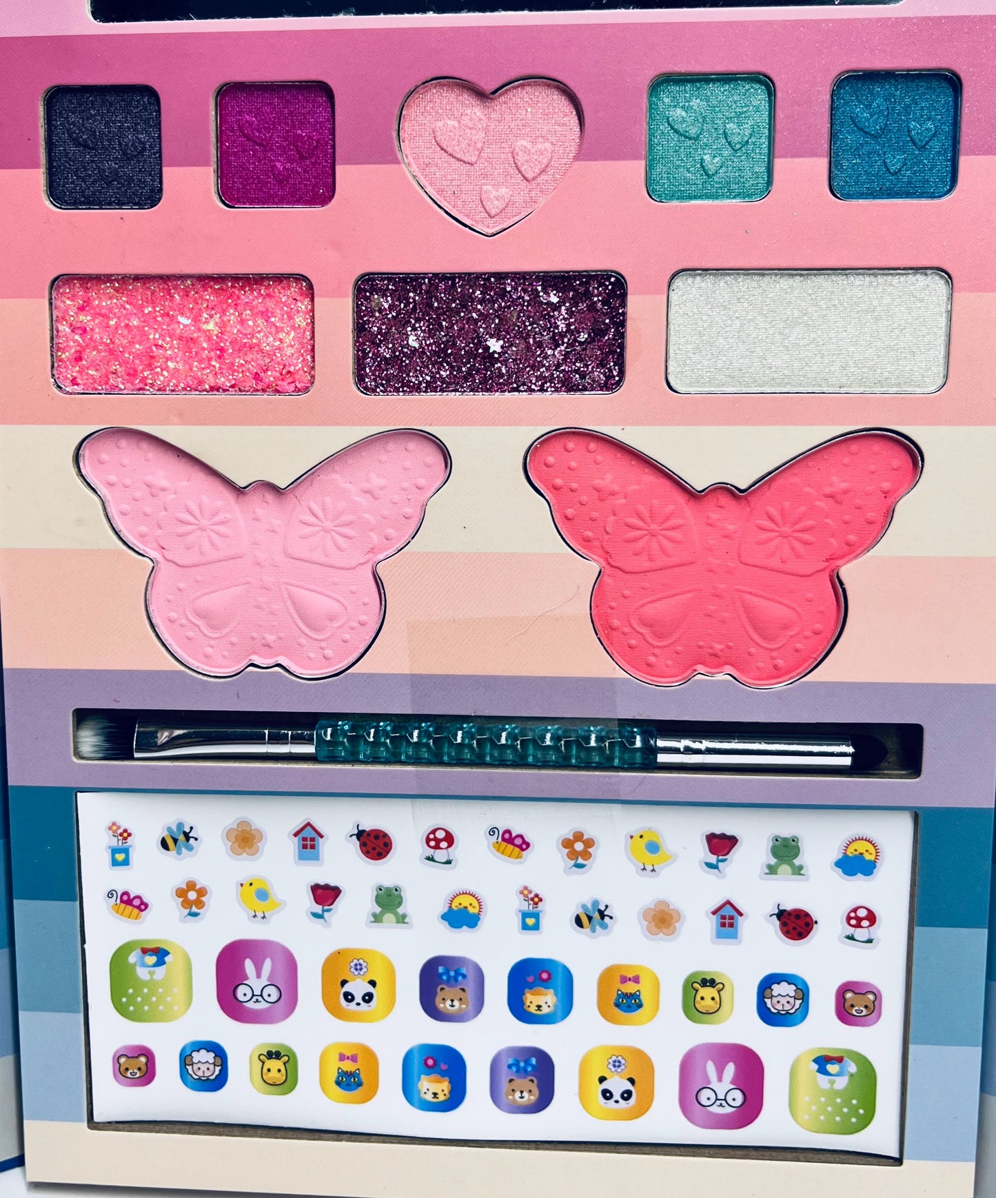 Kosmetikos rinkinys: šešėliai, plaukų gumelės, nagų lipdukai, lakai ir apyrankės