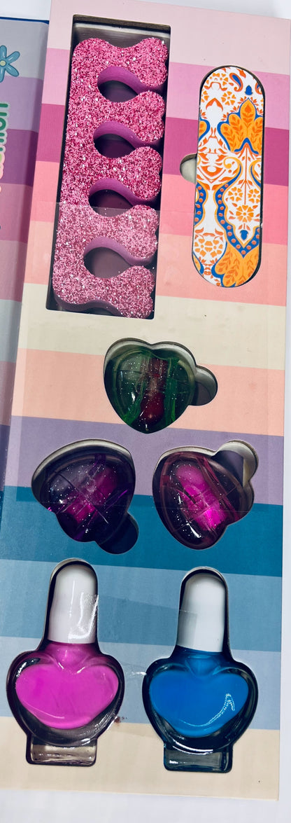 Kosmetikos rinkinys: šešėliai, plaukų gumelės, nagų lipdukai, lakai ir apyrankės